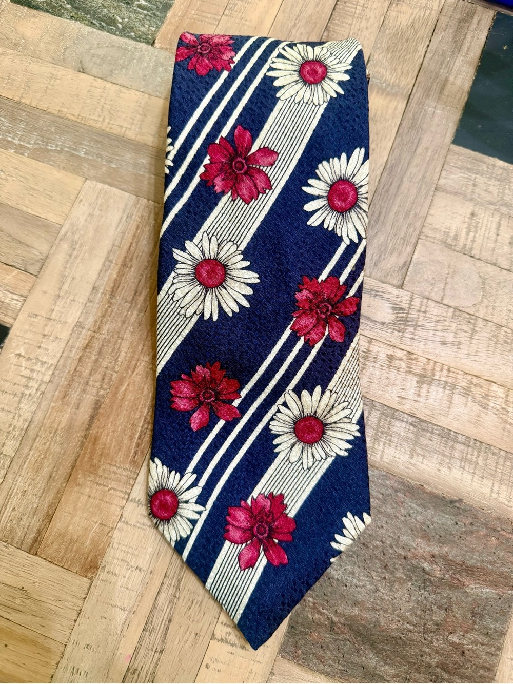 Vintage Hugo Boss Men’s Silk Necktie -Navy, White & Crimson Floral Daisy Pattern